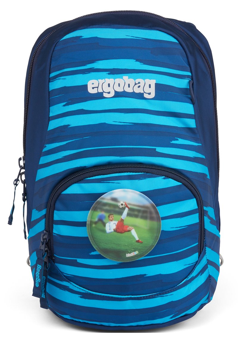 Blauwe en marineblauwe gestreepte rugzak met ergonomisch ontwerp, een ronde voetbalthema patch op de voorzak en een merklogo bovenaan.