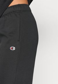 Μαύρο παντελόνι φόρμας με απαλή υφή και ελαστική μέση. Διαθέτει μικρό κεντημένο λογότυπο στη πλευρά σε κόκκινο και λευκό.