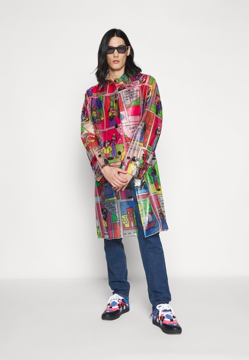Herren T-shirts & Polos | MOSCHINO RAIN COAT Regenjacke / wasserabweisende Jacke fantasy/mehrfarbig - YD89328 Herren T-shirts & Polos | MOSCHINO RAIN COAT Regenjacke / wasserabweisende Jacke fantasy/mehrfarbig - YD89328