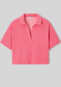 Chemise à manches courtes rayée horizontalement de rose et rouge, avec un col et une ouverture en V, posée à plat sur un fond gris clair.
