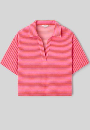 Chemise à manches courtes rayée horizontalement de rose et rouge, avec un col et une ouverture en V, posée à plat sur un fond gris clair.