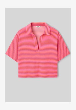 Chemise à manches courtes rayée horizontalement de rose et rouge, avec un col et une ouverture en V, posée à plat sur un fond gris clair.
