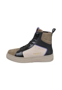 Wysokie sneakersy z czarnej skóry i karmelowego zamszu, z kremowym panelem, fioletowymi akcentami i teksturowanym tyłem. Obecny detal z logo w kolorze złotym.