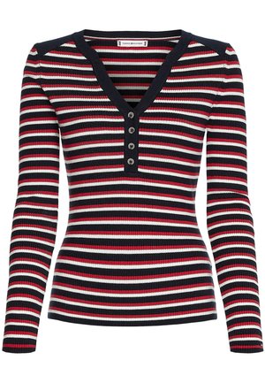 Pull en maille côtelée à manches longues avec rayures horizontales noires, blanches et rouges, col en V, et quatre boutons noirs sur la patte de poitrine.