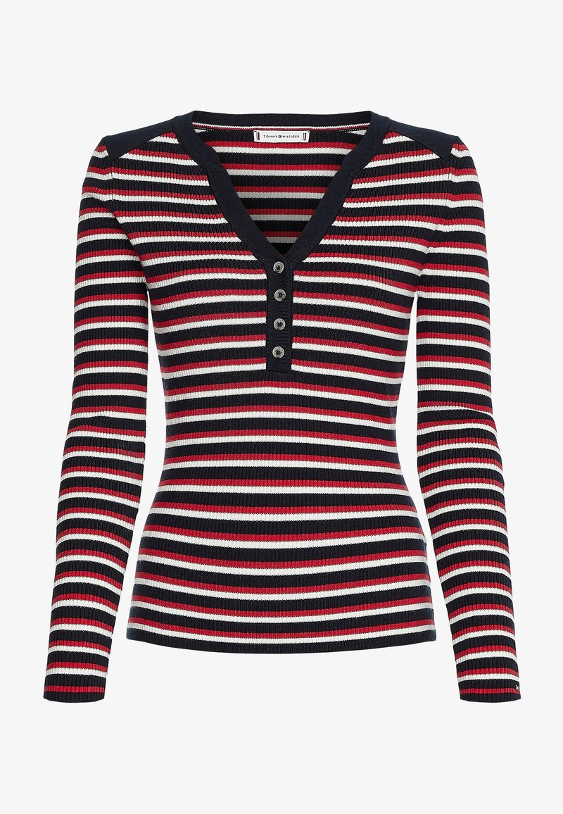 Pull en maille côtelée à manches longues avec rayures horizontales noires, blanches et rouges, col en V, et quatre boutons noirs sur la patte de poitrine.