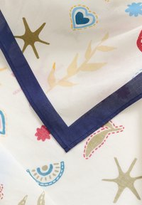 Lagani, uzorkovani šal s plavim srcima, cvjetnim motivima i zvjezdanim oblicima na bijeloj pozadini, obrubljen mornarsko plavom trakom.