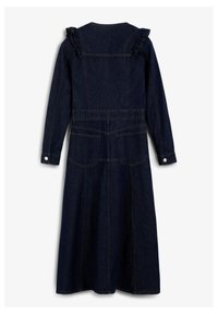 Vestido de mezclilla azul oscuro con detalles de volantes en los hombros, mangas largas y cintura con cinturón. Cuenta con dos bolsillos traseros y una falda acampanada.