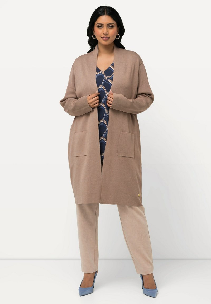 Ulla Popken LONG OPEN FRONT SWEATER - Strickjacke - sand