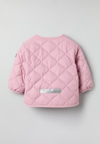 Vaahtokarkkimainen vaaleanpunainen takki, jossa on pyöreä pääntie, joustavat hihat ja hopeinen brändilogo. Muotoilussa on timanttikuosi tekstuurin lisäämiseksi.