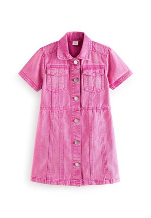 Robe courte en denim rose à manches courtes avec fermeture à boutons sur le devant et deux poches poitrine à rabat, avec un col.