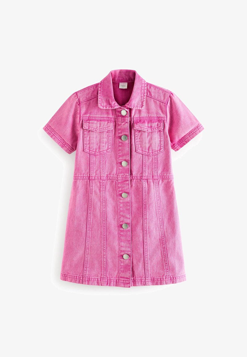 Robe courte en denim rose à manches courtes avec fermeture à boutons sur le devant et deux poches poitrine à rabat, avec un col.