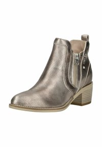 Bottines en bronze métallique avec un design perforé, fermeture éclair sur le côté et talon bloc. Comprend des accents cloutés près de la fermeture.