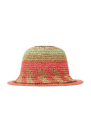 Włóczkowy kapelusz typu bucket z szerokim rondem, ozdobiony naprzemiennymi paskami w kolorach różowym, zielonym i naturalnym, z czarnym wykończeniem.