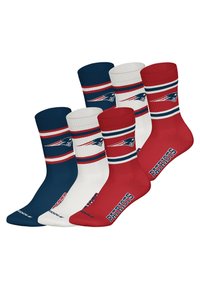 Zestaw trzech skarpetek za kostkę w kolorach granatowym, białym i czerwonym. Posiadają paski oraz napis "PATRIOTS" po bokach. Materiał jest teksturowany i elastyczny.