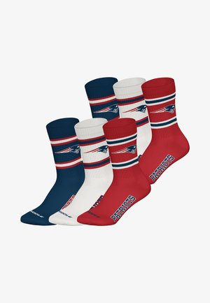 Set aus drei Knöchelsocken in Marineblau, Weiß und Rot. Mit Streifen und dem Schriftzug "PATRIOTS" an der Seite. Der Stoff ist strukturiert und elastisch.