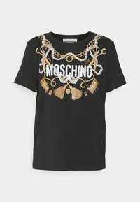Svart t-shirt med ett grafiskt motiv av guld- och silverkedja tillsammans med sy-tillbehör och "Moschino"-logotyp i vitt över bröstet.