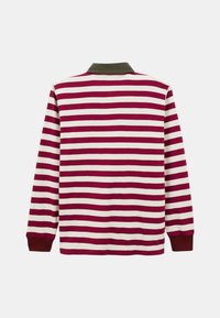 Polo à manches longues avec des rayures horizontales bordeaux et blanches, un col vert et des poignets côtelés. Matière en coton au toucher lisse.