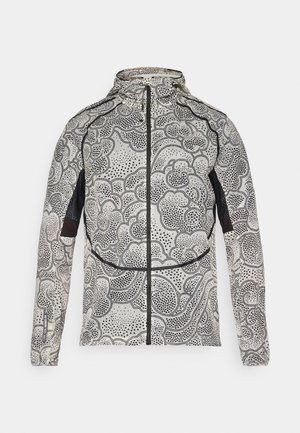 Chaqueta ligera con un patrón de nubes en blanco y negro, cierre con cremallera en la parte delantera, cuello alto, paneles laterales de malla y mangas largas con acentos en negro.