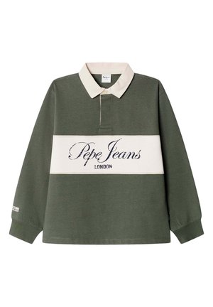 Langärmeliges olivgrünes Rugby-Shirt mit weißem Kragen und horizontalem weißem Streifen mit dem Schriftzug "Pepe Jeans London" vorne.