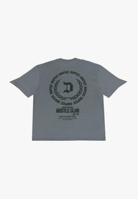 Grå bomulds t-shirt med et stort sort grafik på ryggen, der indeholder tekst og et logo i et cirkulært design. Løs pasform, korte ærmer.