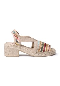 Sandalo espadrilla beige con un design a strisce multicolore intrecciate sulla parte superiore, un tacco spesso e testurizzato e un design a tracolla incrociata.