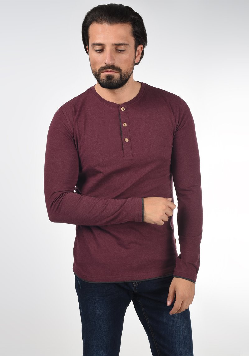 Bordeaux langemouw overhemd met een drieknoopsluiting, contrasterende donkergrijze manchetten, gemaakt van zachte stof, slim-fit ontwerp en ronde hals.