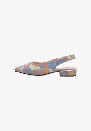 Kleurige slingback platte schoen met geometrisch patroon, lage blokhak en puntige neus, zijaanzicht op een witte achtergrond.