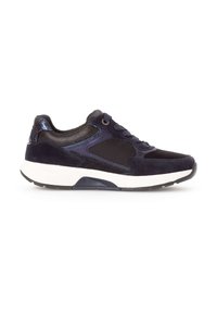 Marineblauwe sneaker met suède en mesh panelen, vetersluiting, textuuraccenten en een contrasterende witte middenzool. Rubberen loopzool.