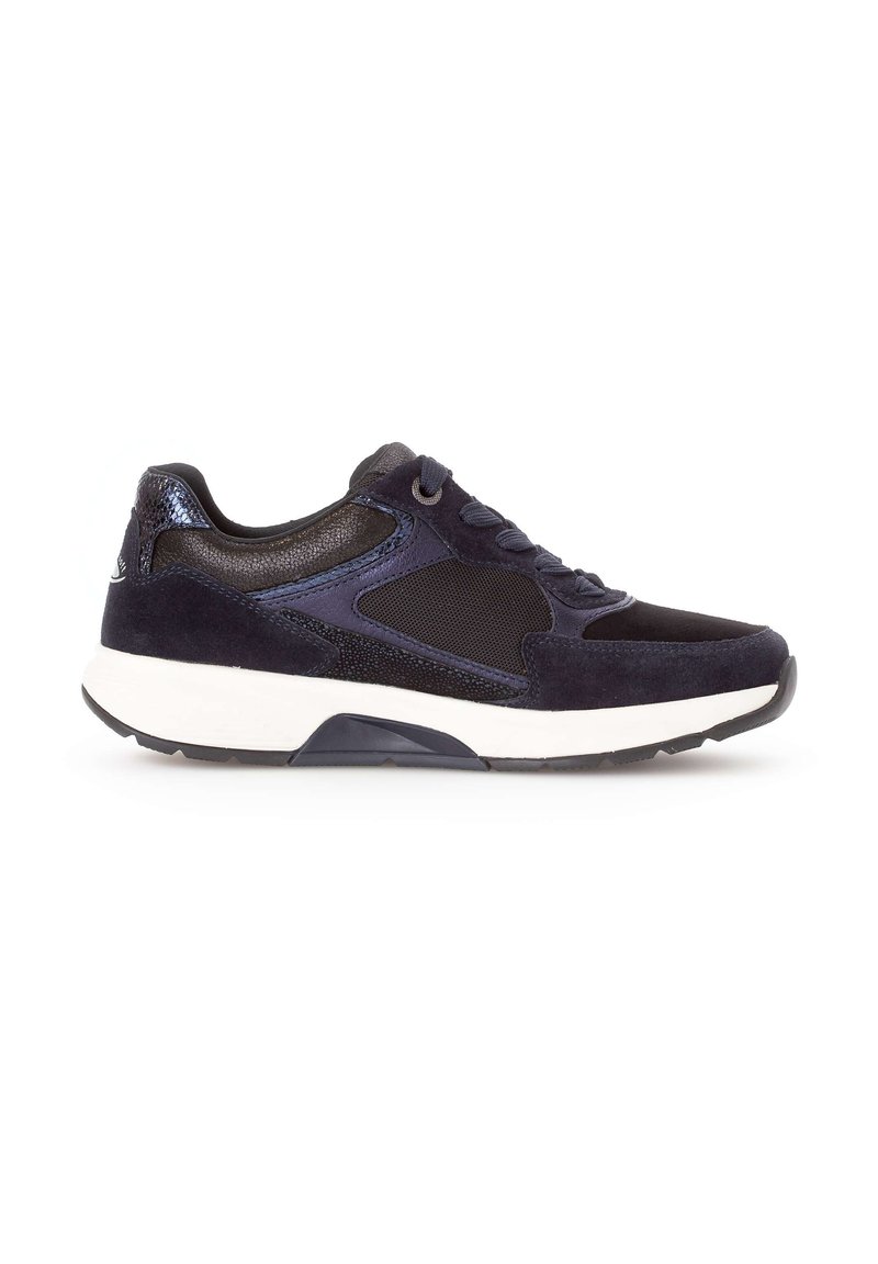 Marineblauwe sneaker met suède en mesh panelen, vetersluiting, textuuraccenten en een contrasterende witte middenzool. Rubberen loopzool.