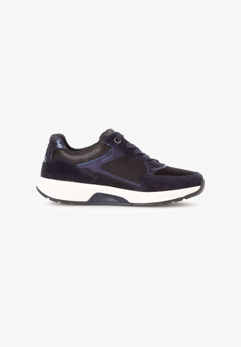 Marineblauwe sneaker met suède en mesh panelen, vetersluiting, textuuraccenten en een contrasterende witte middenzool. Rubberen loopzool.