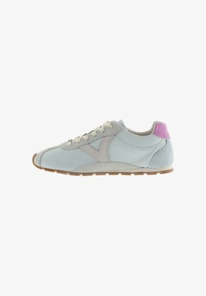 Scarpa da ginnastica bassa azzurro chiaro con dettagli in suede beige, lacci crema, suola in gomma e linguetta posteriore rosa, vista dal lato interno.