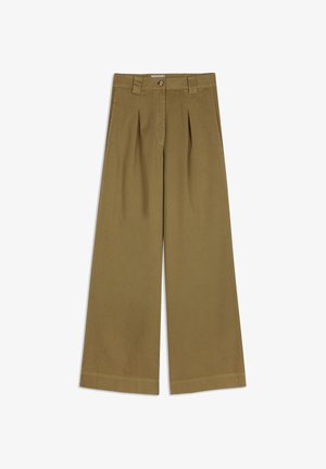 Pantaloni larghi color khaki realizzati in un tessuto liscio e resistente. Presentano pieghe anteriori, chiusura con bottone e vita piatta.