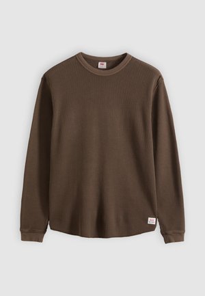 Barna bordázott hosszú ujjú ing texturált anyagból, kerek nyakkivágással és egy kis címkével az alsó szegélyen.