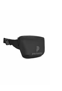 Zwarte heuptas van glad materiaal, voorzien van een ritssluiting en een logo aan de voorkant. Verstelbare riem voor een veilige draagtbaarheid.