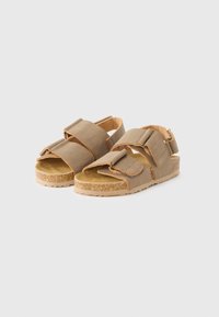 Μπεζ σανδάλια με ρυθμιζόμενους ιμάντες, πάτο από φελλό, λαστιχένια σόλα και υλικό ανώτερου μέρους με υφή. Σχεδιασμός ανοιχτής μύτης και μινιμαλιστική αισθητική.