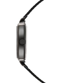 Montre intelligente avec un boîtier métallique rectangulaire, un bracelet tressé noir et un bouton latéral pour la navigation. Le bracelet texturé présente un motif tissé.
