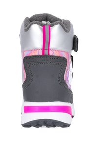 Graue und silberne High-Top-Sneaker mit rosa Akzenten, strukturiertem Obermaterial, Kontrastnähten und einem Klettverschluss zur Sicherung.