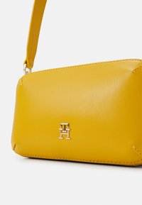 Tommy Hilfiger CHIC CAMERA BAG - Olkalaukku - city yellow