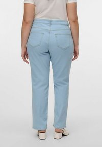Jeans de color azul claro con un corte recto, estilo de cinco bolsillos y detalles de costura sutiles. La tela parece suave y tiene una textura lisa.