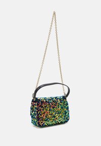 Borsa a mano con superficie in paillettes multicolori, forma rettangolare, finitura texturizzata, manico in pelle nera e catena dorata.