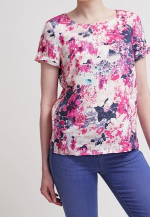 Haut à manches courtes floral avec une base crème et des motifs abstraits roses, violets et bleus ; tissu doux avec une coupe décontractée.