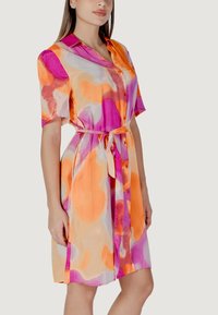 Vestito a maniche corte con un vivace motivo astratto nei colori arancione, rosa e bianco, dotato di colletto e di una cintura coordinata in vita.