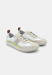 Sneakerid, millel on valge võrgusilma ja beeži sünteetilise naha kombinatsioon, millel on helesinised ja hallid detailid. Lamedad tallad ja paeltega kinnitamine. Pruun kand. 