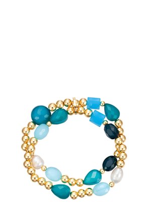 Goldenes Perlenarmband mit großen facettierten tropfenförmigen und ovalen Perlen in Blau-, Türkis- und Weißtönen, angeordnet in zwei Reihen.