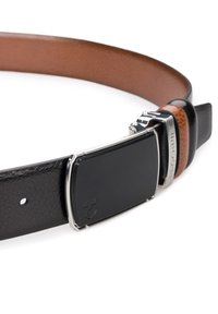 Czarny i brązowy skórzany pasek z prostokątną srebrną klamrą z czarnym środkiem i wytłoczonym logo. Gładka tekstura na całej powierzchni.