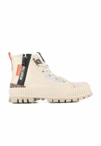 Sneaker alto beige con suola spessa a coste, zip laterale etichettata "Palladium", dettagli leopardati e striscia riflettente vicino ai lacci.