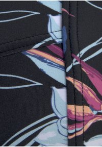 Bloemenstof met levendige tinten van roze, blauw en oranje op een zwarte achtergrond; gladde textuur met zichtbare naadtoespraken.