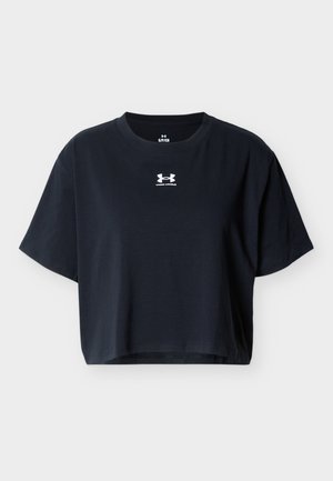 Μαύρο κοντομάνικο cropped T-shirt Under Armour με λευκό λογότυπο στο κέντρο κάτω από το λαιμό σε απλό φόντο.