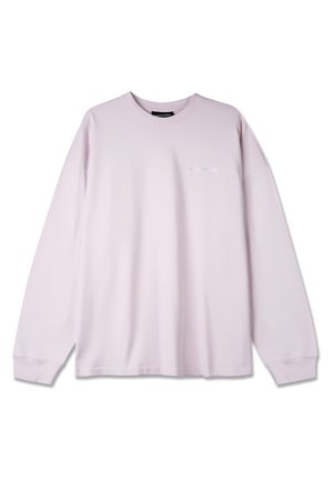 Chemise longue à manches longues de couleur lilas, en coton doux. Elle présente un col rond et un logo discret à l'avant, avec un design décontracté et ample.