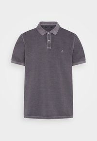 Szara koszulka polo z miękkiego materiału, z kołnierzykiem na guziki, krótkimi rękawami oraz subtelnym haftowanym logo na piersi. Gładka tekstura.